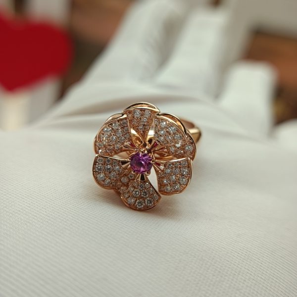 Bvlgari Divas' Dream Ring in 18 kt Rose Gold Set with a Central Pink Sapphire and Pavé Diamonds