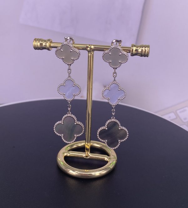 Reference: VCARN18800 Stone: Chalcedony: 2 stones, Mother-of-pearl: 4 stones Clasp: Clip back with detachable stem in white gold, option to remove or reposition the stem in store